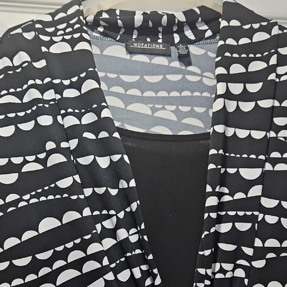 Notations Black and White Geometric Women's top. - Picture 2 of 4